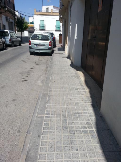 Un niño de 8 años necesita 9 puntos de sutura al cortarse con una botella de cristal en una calle de Fernán Núñez (Fotodenuncia)